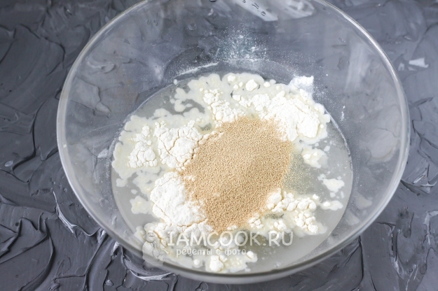 Соединить муку, воду и дрожжи