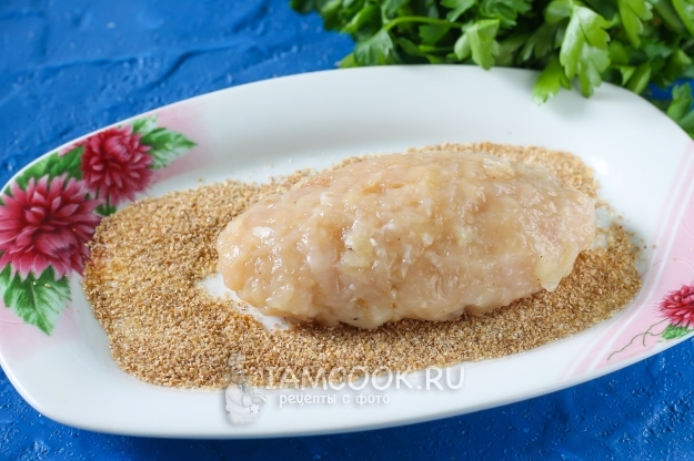 Обвалять заготовку в сухарях