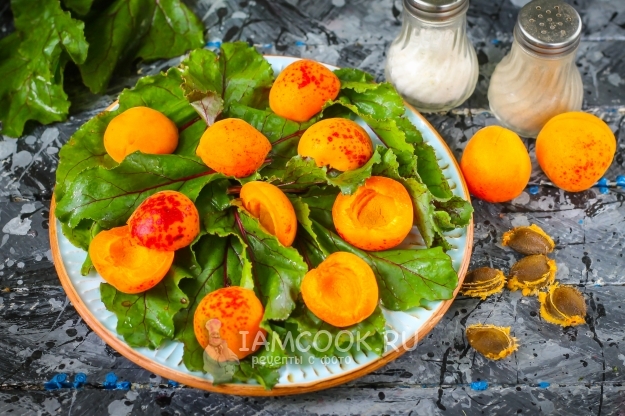 Положить половинки абрикосов