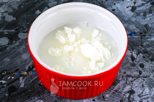 Развести крахмал с водой