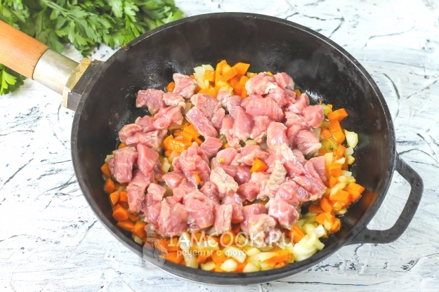 Положить к овощам мясо