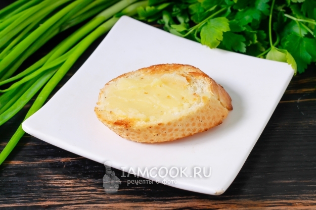 Смазать багет маслом