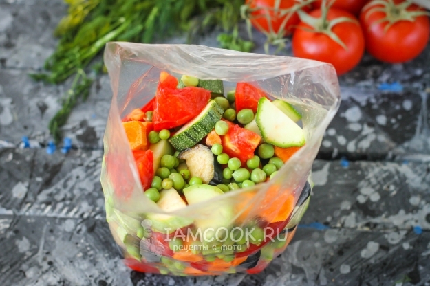Положить овощи в пакет