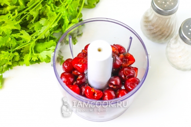 Положить черешню в блендер