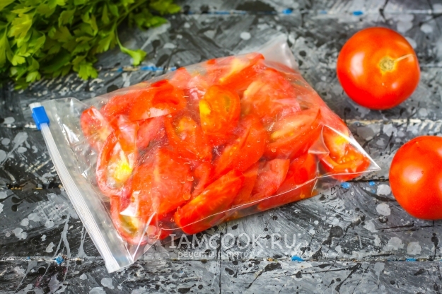 Положить помидоры в пакет