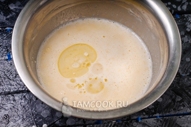 Влить масло