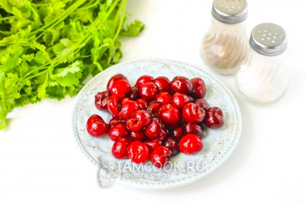 Удалить из черешни косточки