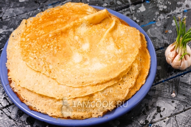 Фото тонких блинов на минералке (с дырочками)