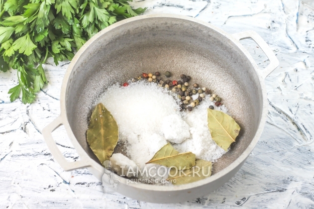 Соединить соль и специи