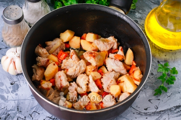 Обжарить овощи с мясом