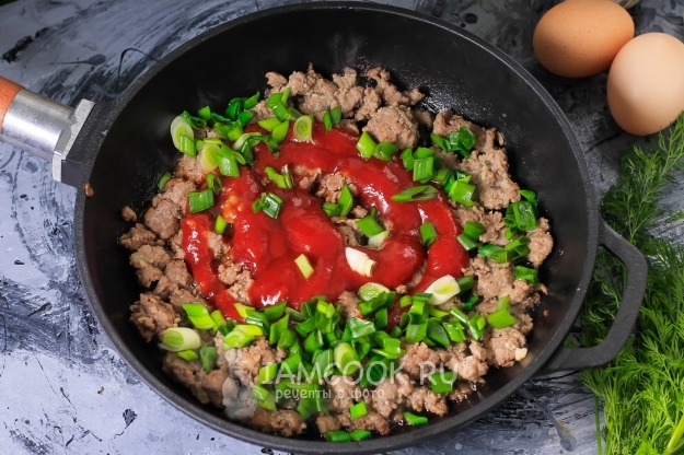 Добавить лук, чеснок и соус