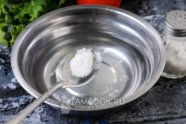 Всыпать в воду соль и сахар