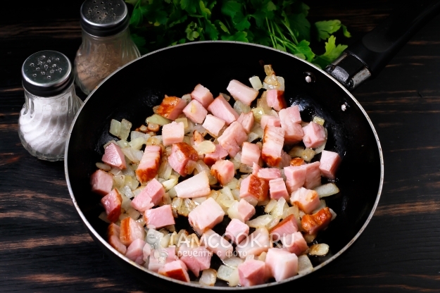 Положить бекон