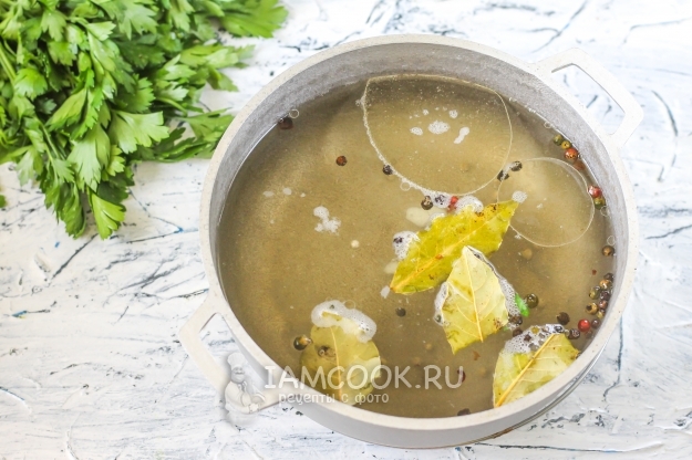 Влить в воду масло и уксус