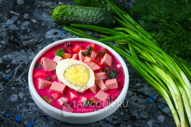 Фото классического холодного свекольника с колбасой