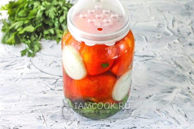 Накрыть банку крышкой с дырочками