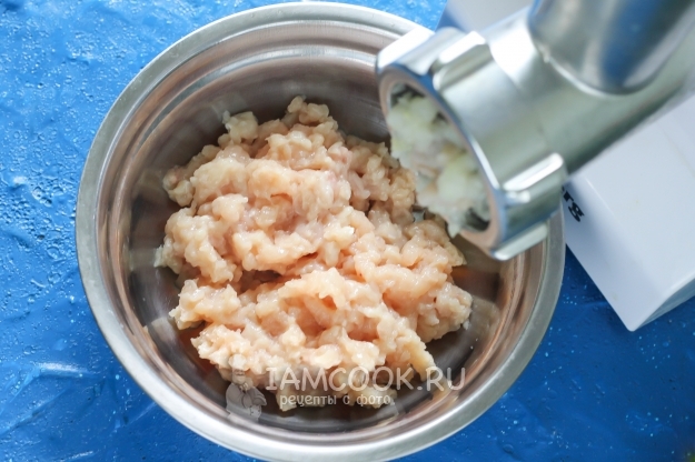 Перекрутить на мясорубке мясо и лук