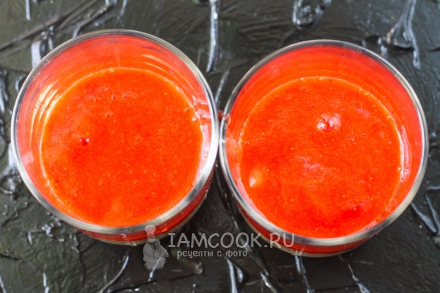 Влить клубничное пюре