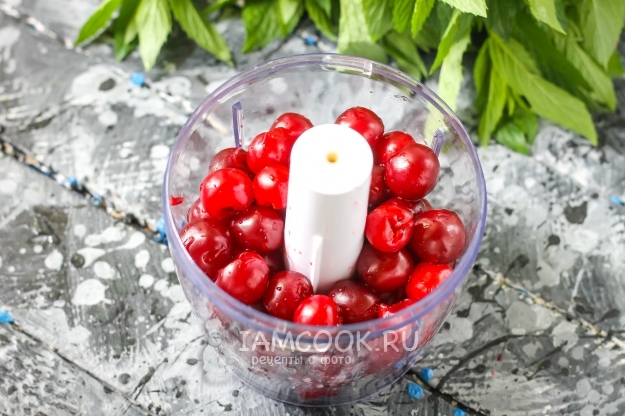 Положить вишню в блендер