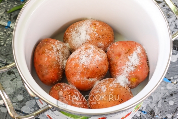 Всыпать к картофелю соль