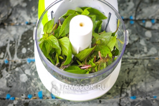 Положить базилик в комбайн