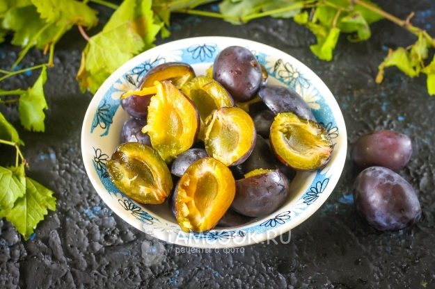 Удалить из слив косточки