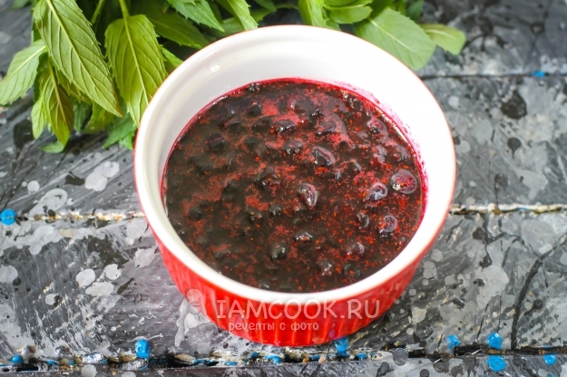 Пюрировать чернику с сахаром