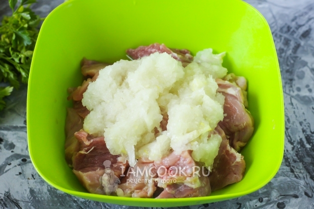 Положить к мясу лук