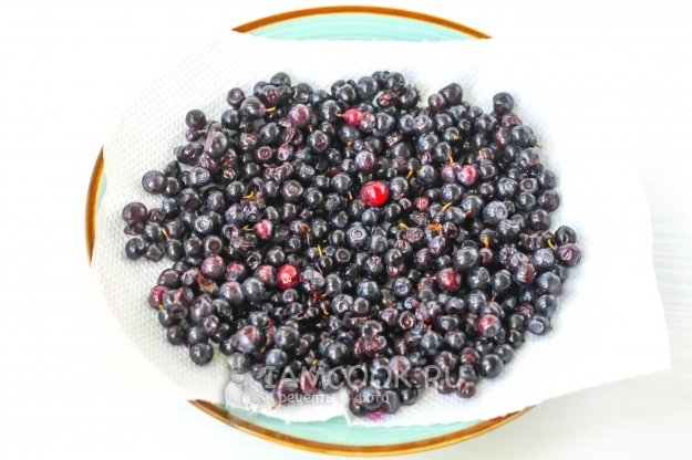 Положить чернику на бумажное полотенце