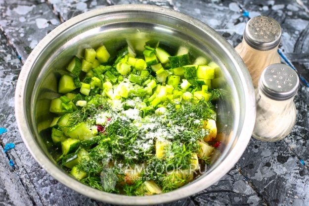 Всыпать соль и перец