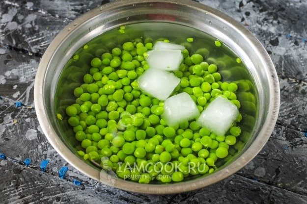 Положить горошек в ледяную воду