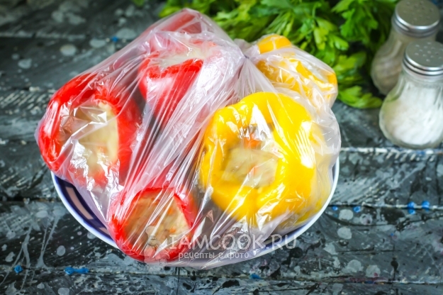 Положить фаршированные перцы в пакет