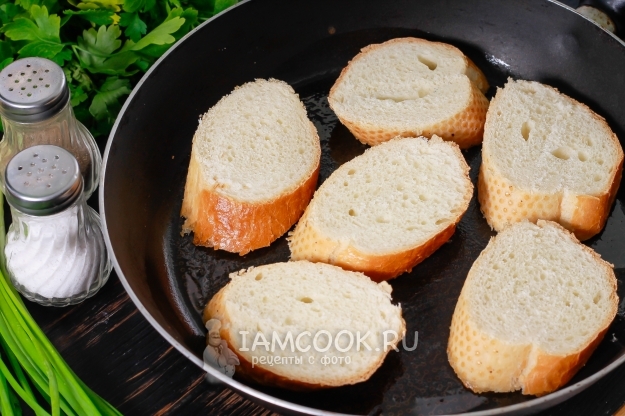 Положить багет на сковороду