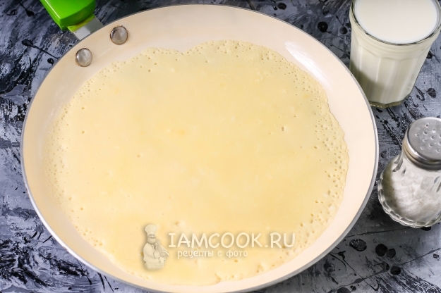 Налить тесто на сковороду