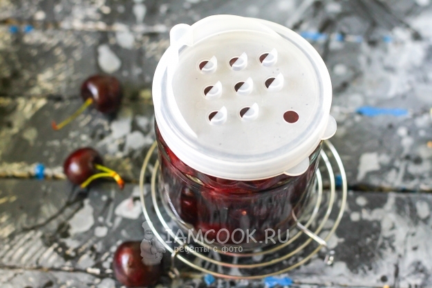 Слить с банки воду