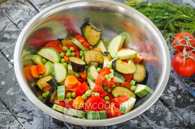 Размешать овощи