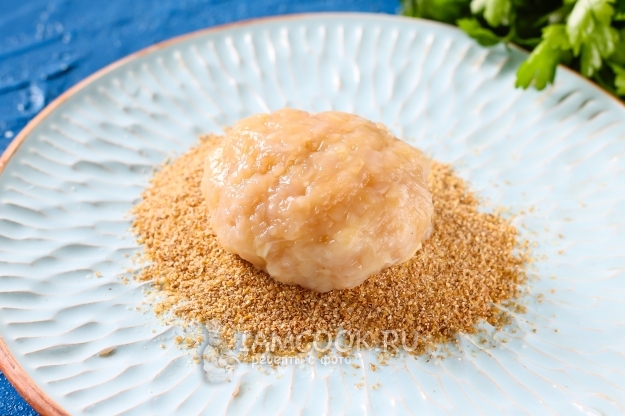 Обвалять котлету в сухарях