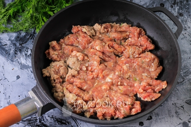 Положить фарш на сковороду