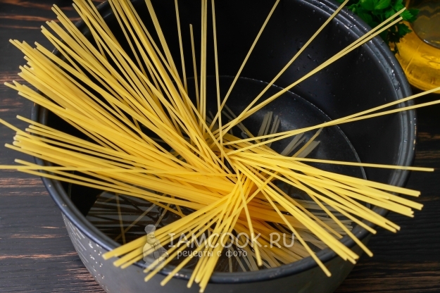 Положить макароны в мультиварку