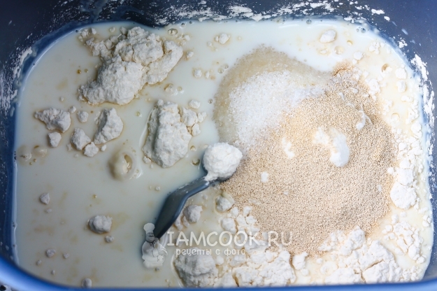 Всыпать сахар и дрожжи