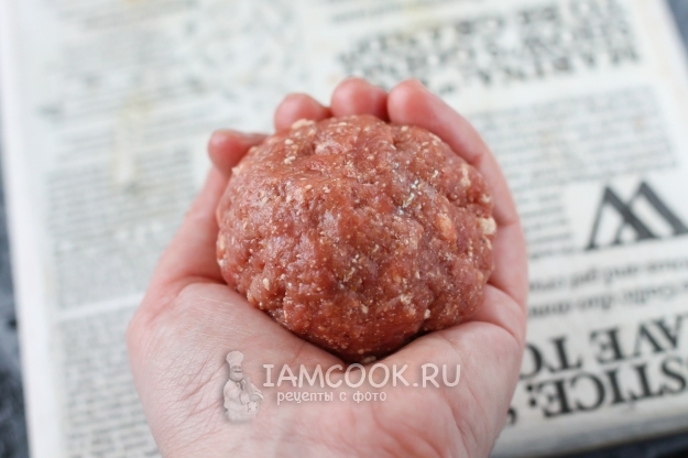 Сформировать из фарша шар