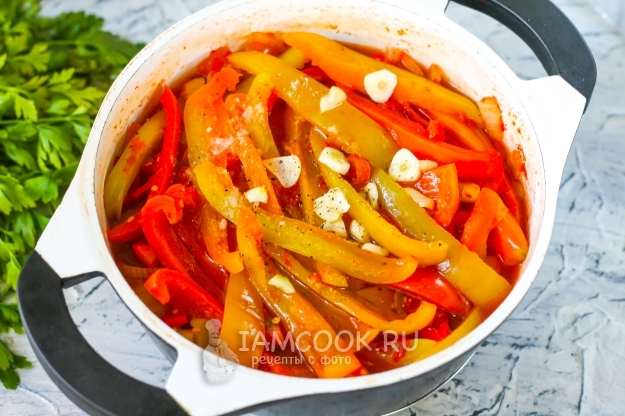 Добавить перец и чеснок