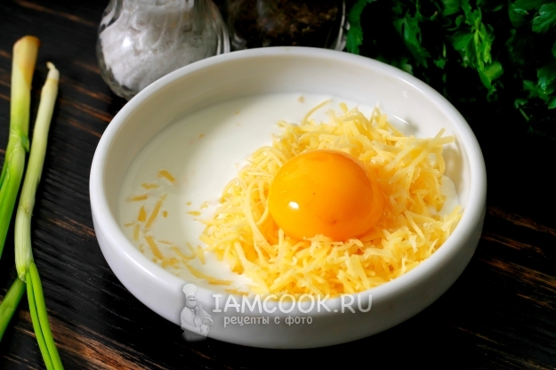 Соединить сливки, желток и сыр