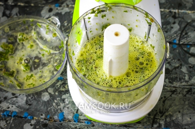 Измельчить базилик с водой