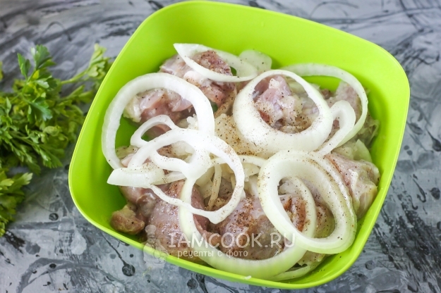 Добавить кольца лука, соль и перец