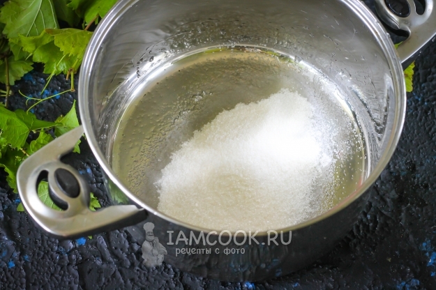 Всыпать сахар и лимонную кислоту