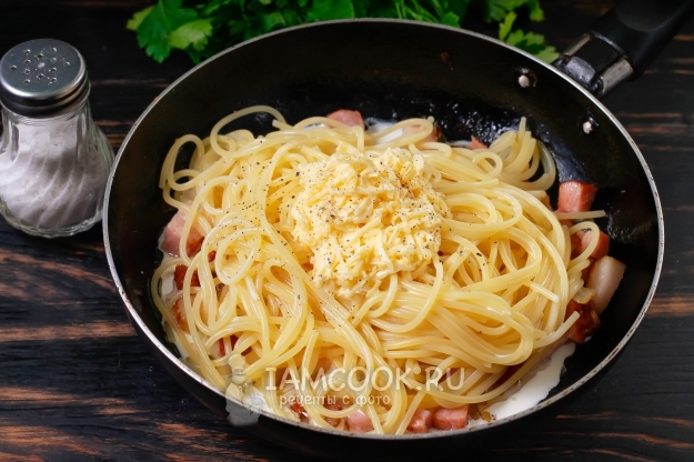 Добавить соус, соль и перец