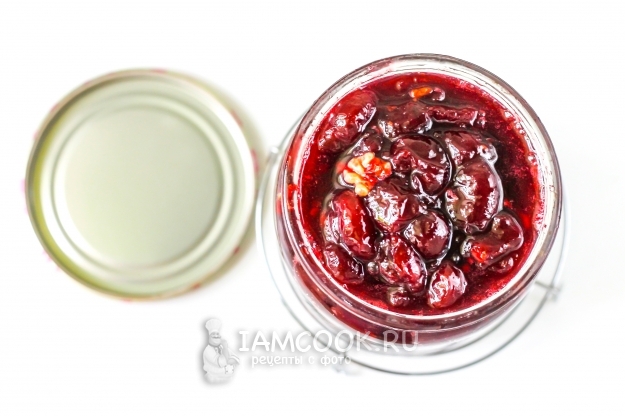 Положить варенье в банку