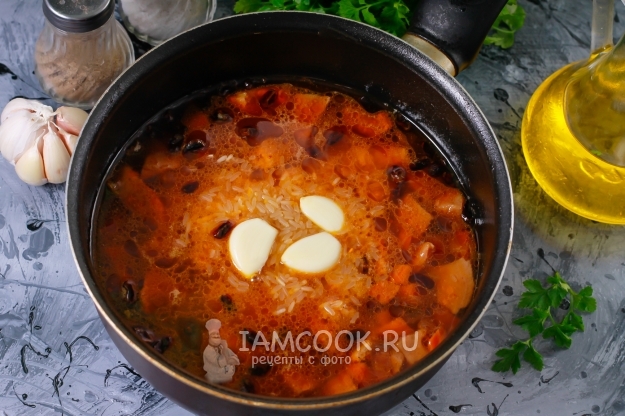 Положить чеснок и рис