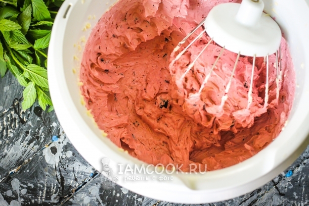 Взбить масло с черникой